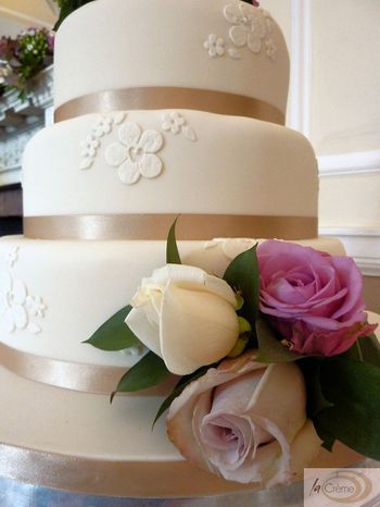 Ivory 3 tier wedding cake 2s
