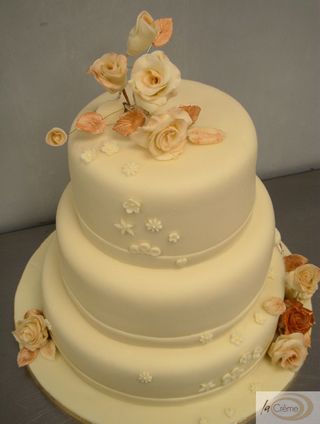 3 tier ivory wedding cake 2