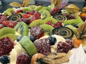 La Creme Fresh Fruit Pavlova S