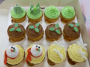 12 Christmas Cup Cakes